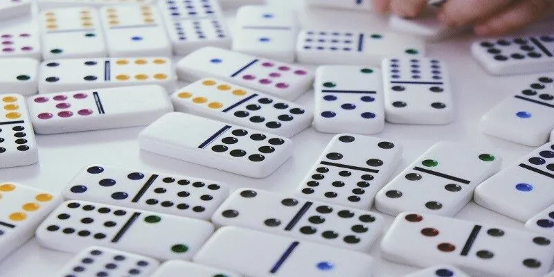 Mỗi ván bài sẽ chia cho người chơi 2 quân bài trong tổng số 32 quân domino